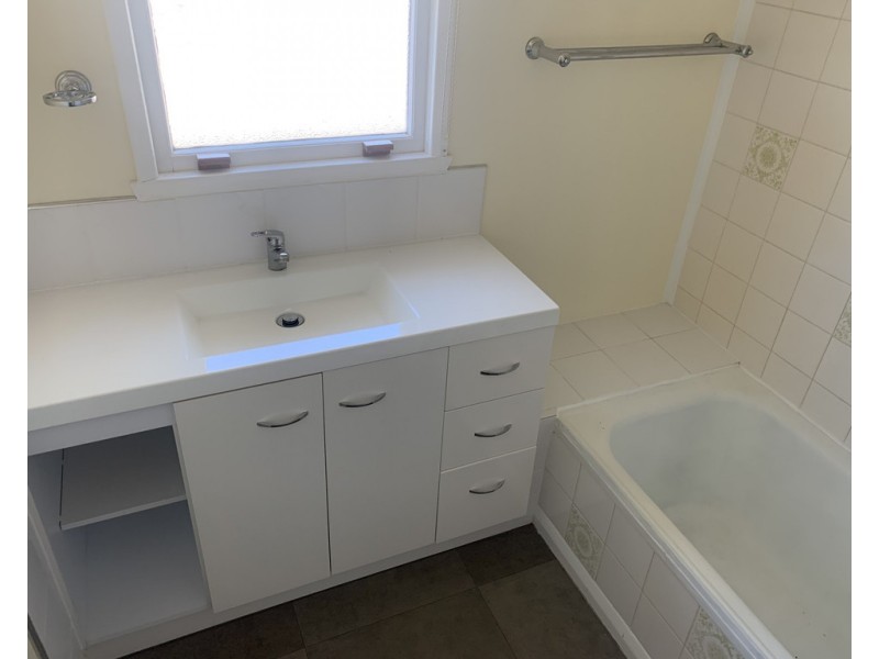 52 ROBIN STREET, Lakes Entrance VIC 3909