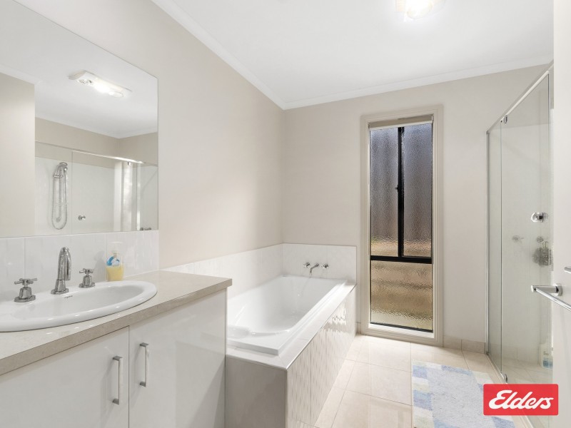 11 LEURIMAH COURT, Kalimna VIC 3909