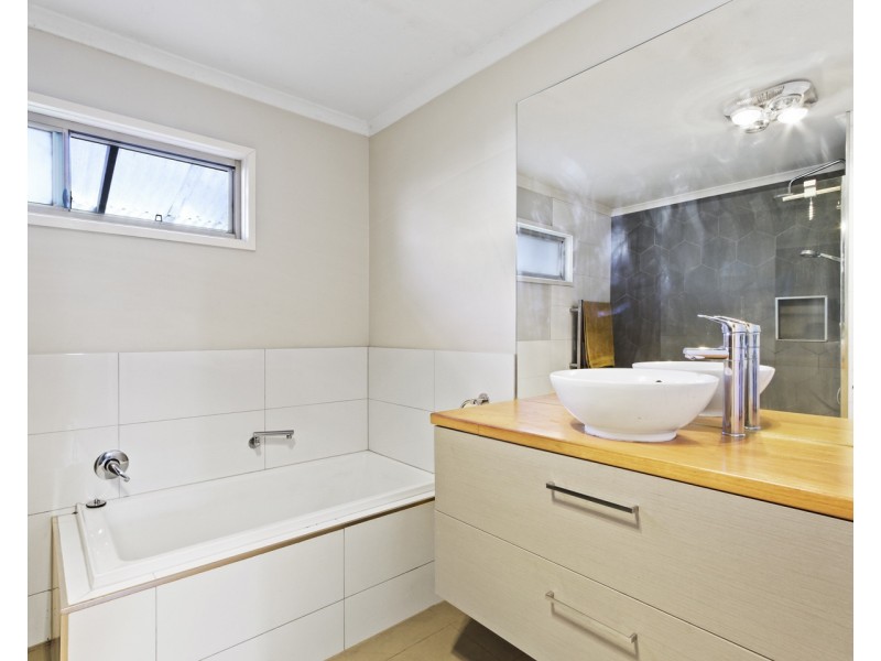 25 Point Road, Kalimna VIC 3909