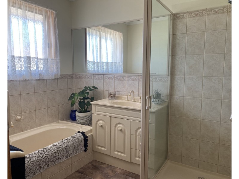 4 MARGARET COURT, Kalimna VIC 3909
