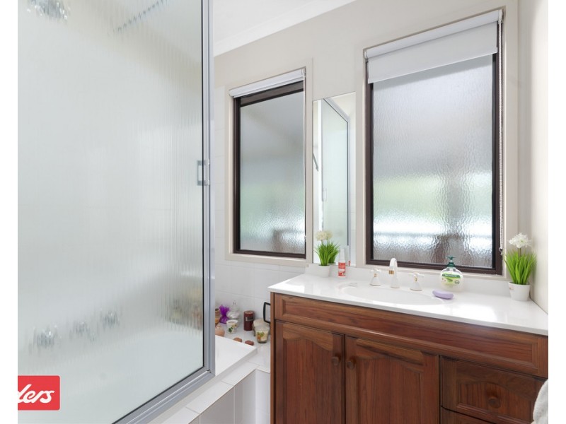 25 Mitchelson Court, Lakes Entrance VIC 3909