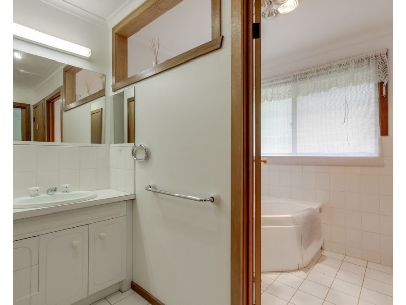 87 Seaview Parade, Kalimna VIC 3909