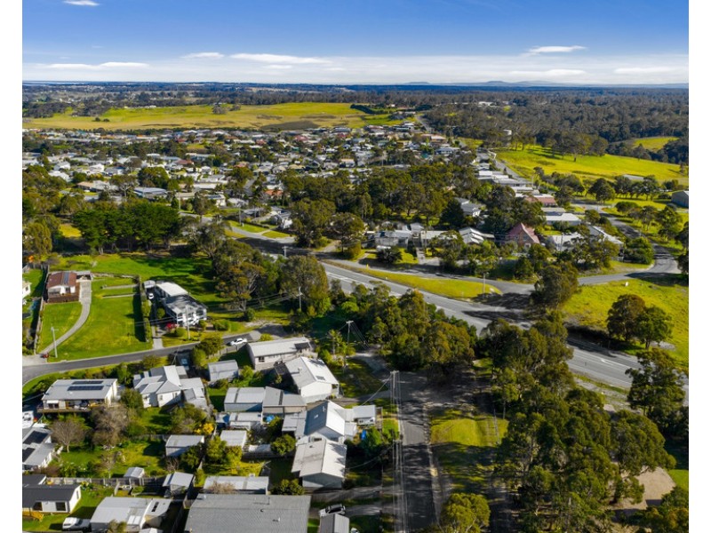 7 Bassett Road, Lakes Entrance VIC 3909