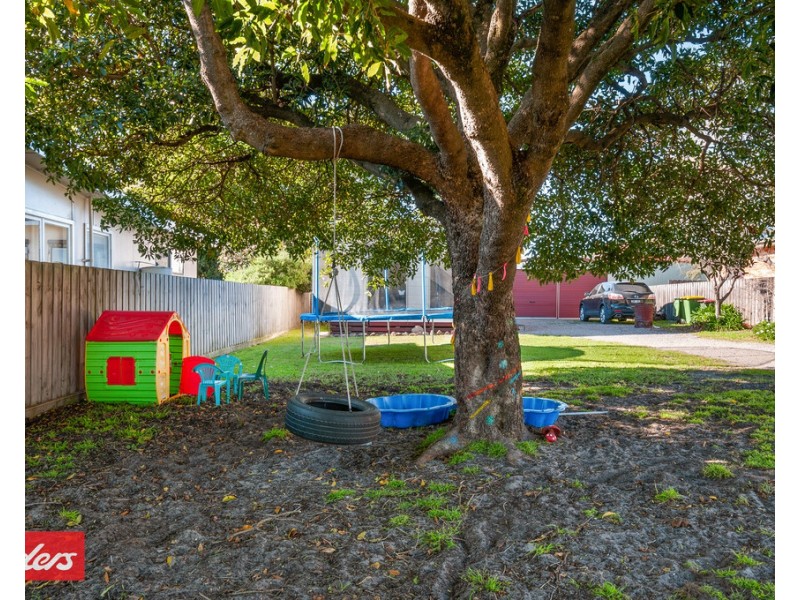 18 Heatherlea Grove, Lakes Entrance VIC 3909