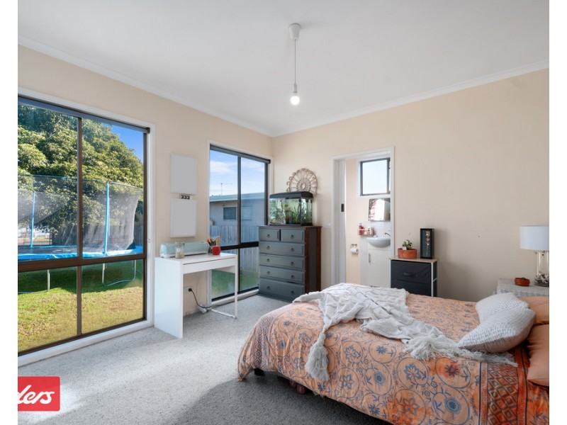 18 Heatherlea Grove, Lakes Entrance VIC 3909