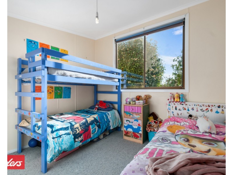 18 Heatherlea Grove, Lakes Entrance VIC 3909