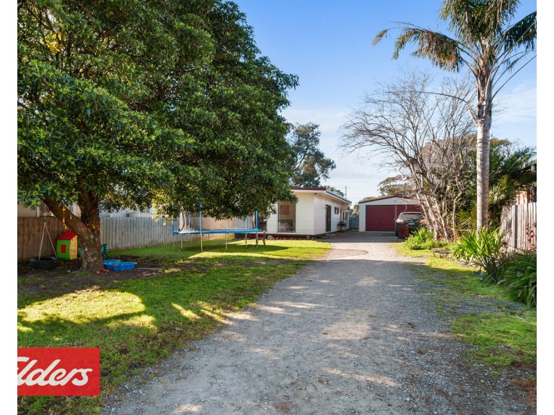 18 Heatherlea Grove, Lakes Entrance VIC 3909