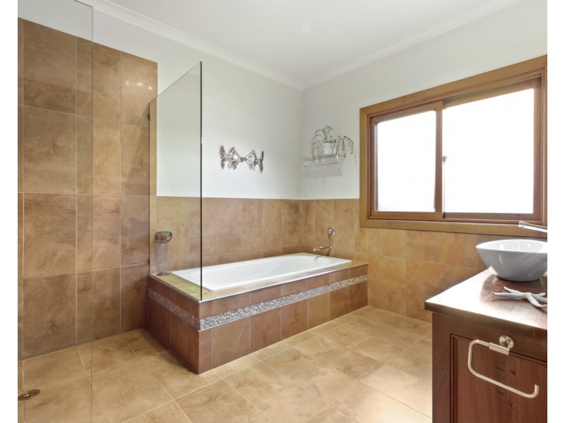 157 Albatross Road, Lakes Entrance VIC 3909