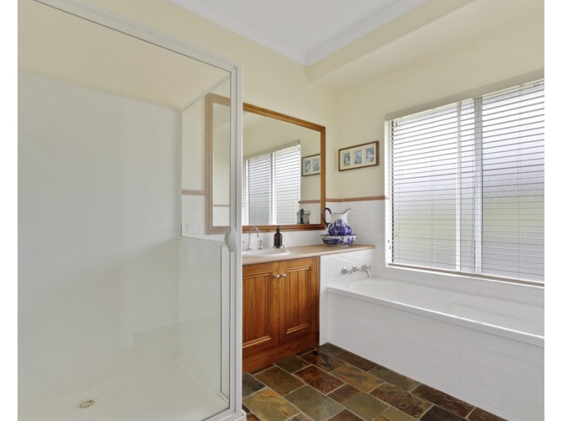 9 Sea-Lakes Close, Lakes Entrance VIC 3909