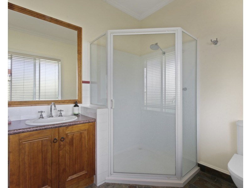 9 Sea-Lakes Close, Lakes Entrance VIC 3909