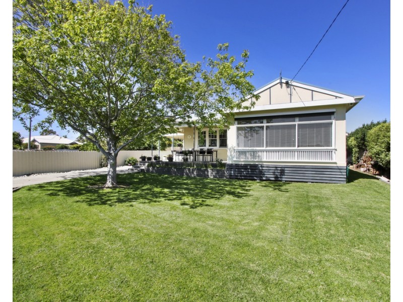 8 North Arm Avenue, Lakes Entrance VIC 3909