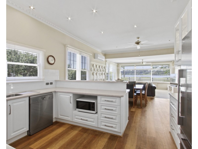 8 North Arm Avenue, Lakes Entrance VIC 3909