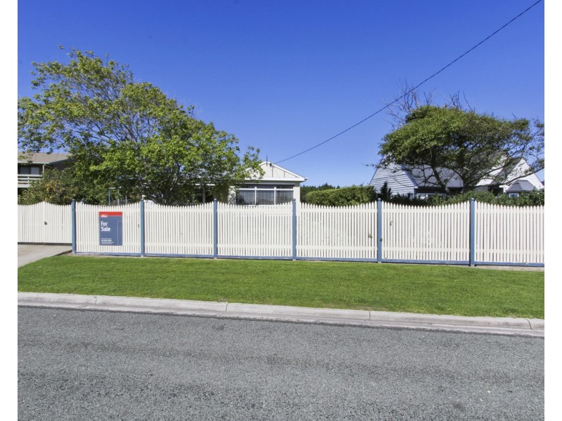 8 North Arm Avenue, Lakes Entrance VIC 3909