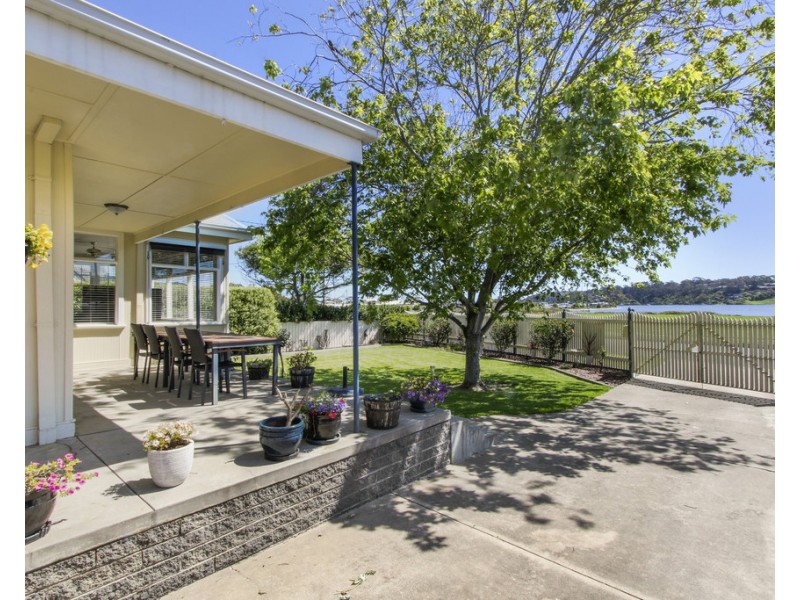 8 North Arm Avenue, Lakes Entrance VIC 3909