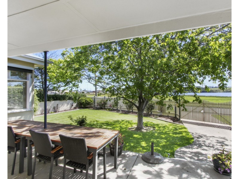8 North Arm Avenue, Lakes Entrance VIC 3909