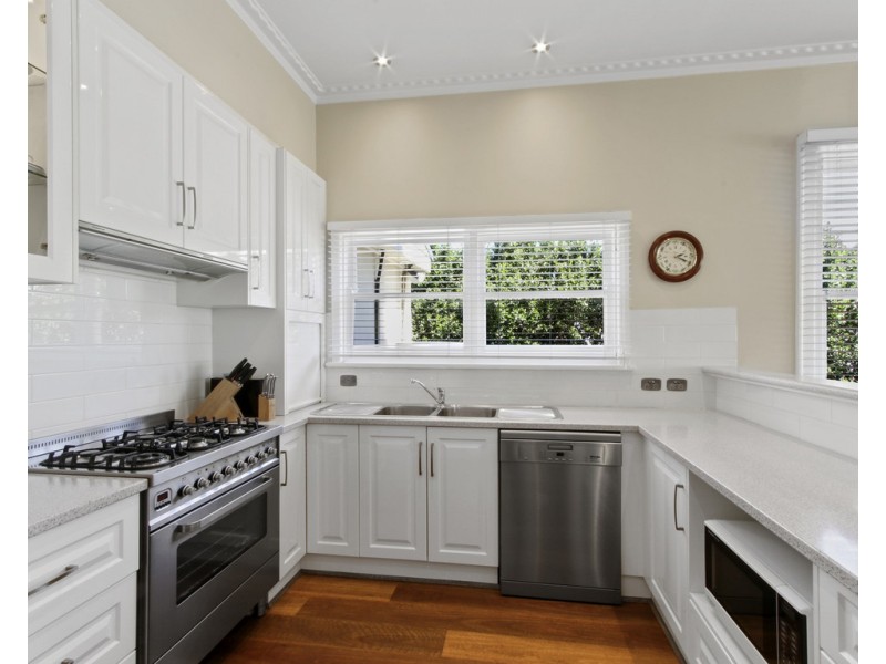 8 North Arm Avenue, Lakes Entrance VIC 3909