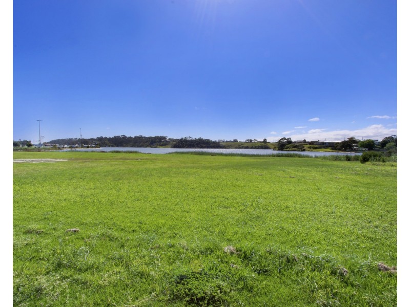 8 North Arm Avenue, Lakes Entrance VIC 3909