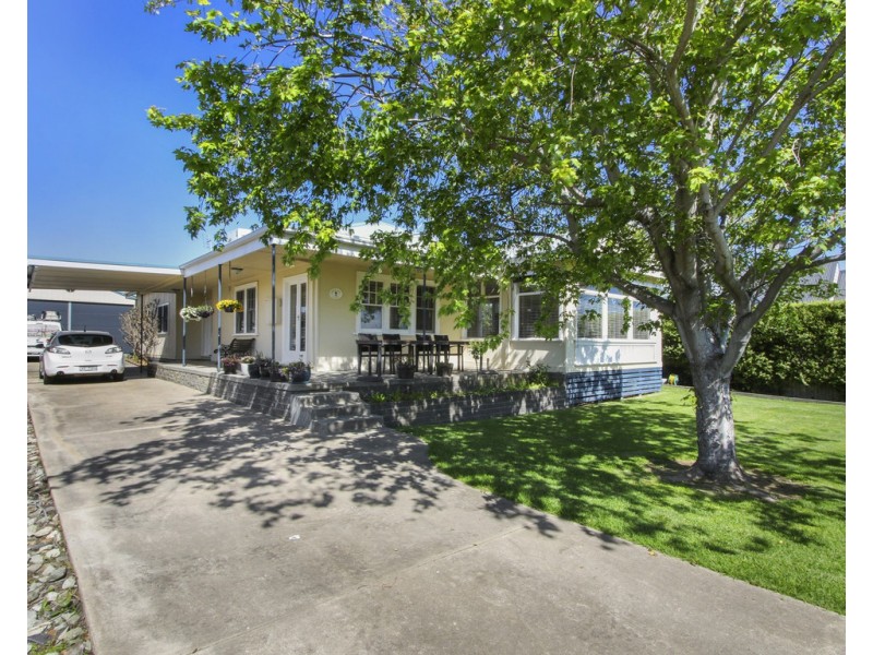 8 North Arm Avenue, Lakes Entrance VIC 3909