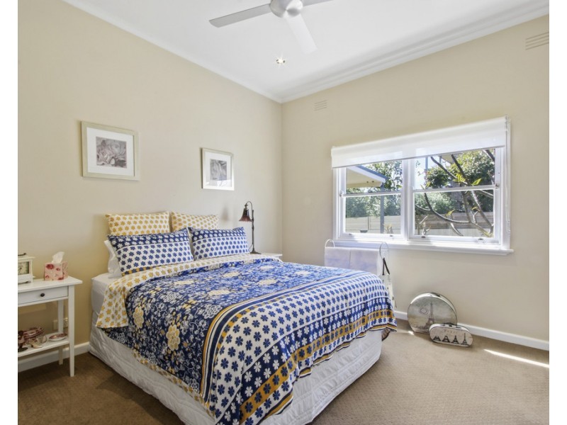 8 North Arm Avenue, Lakes Entrance VIC 3909