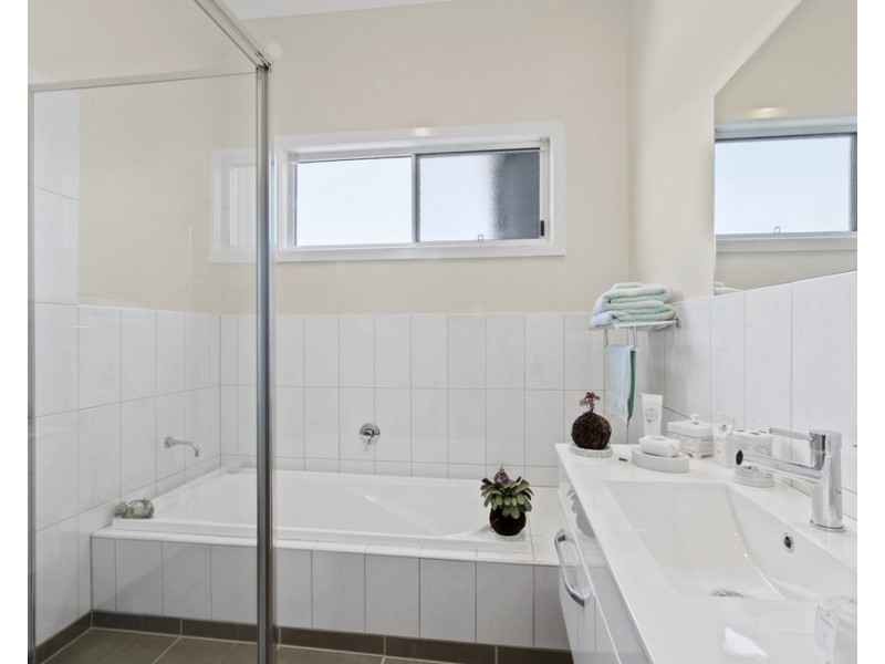8 North Arm Avenue, Lakes Entrance VIC 3909