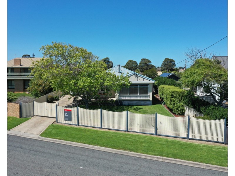 8 North Arm Avenue, Lakes Entrance VIC 3909