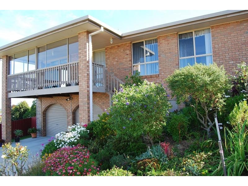 7 Hillcrest Rise, Lakes Entrance VIC 3909