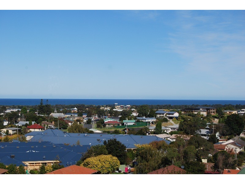 7 Hillcrest Rise, Lakes Entrance VIC 3909