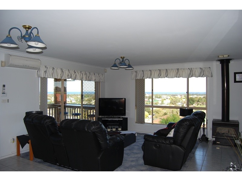 7 Hillcrest Rise, Lakes Entrance VIC 3909