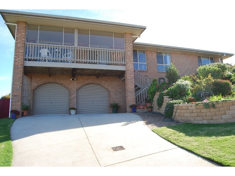 7 Hillcrest Rise, Lakes Entrance VIC 3909