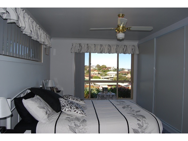 7 Hillcrest Rise, Lakes Entrance VIC 3909