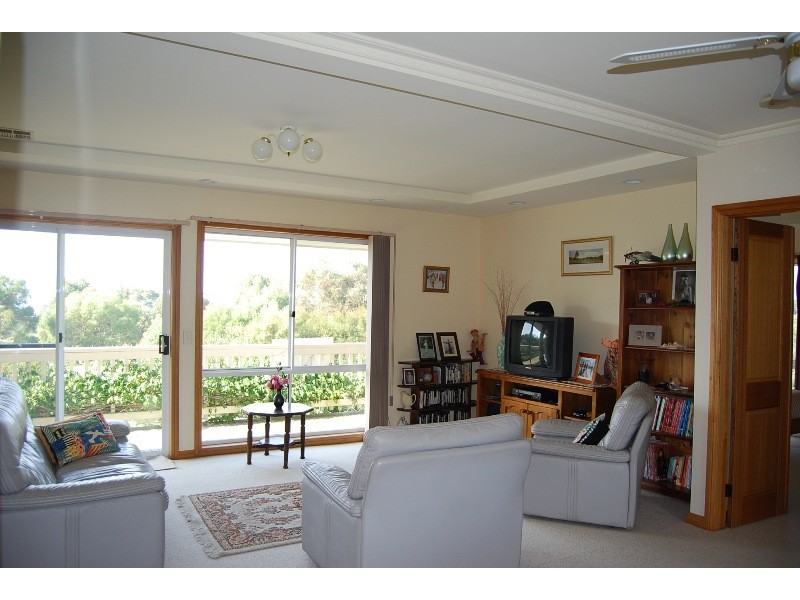4 Reggardo Rise, Lakes Entrance VIC 3909