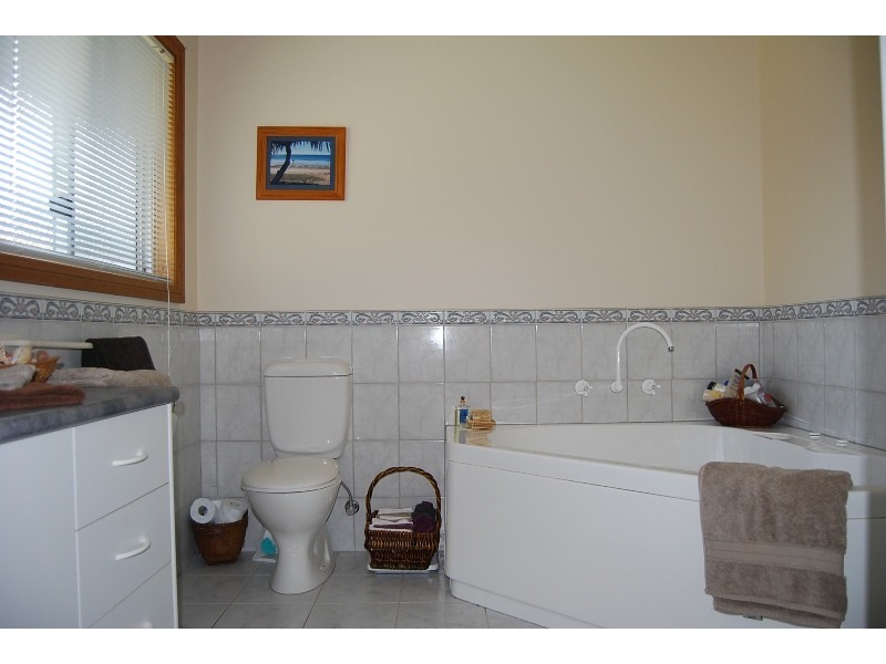 4 Reggardo Rise, Lakes Entrance VIC 3909