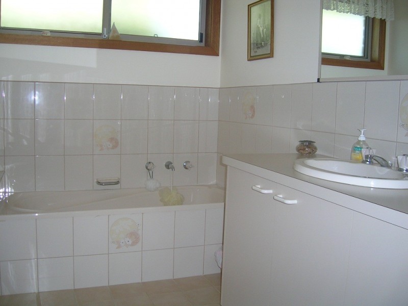 4 Bowler Street, Lakes Entrance VIC 3909