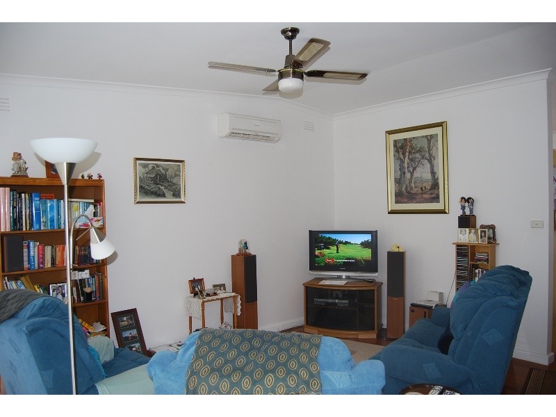 8 Robin Street, Lakes Entrance VIC 3909