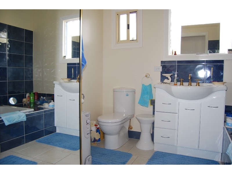 8 Robin Street, Lakes Entrance VIC 3909