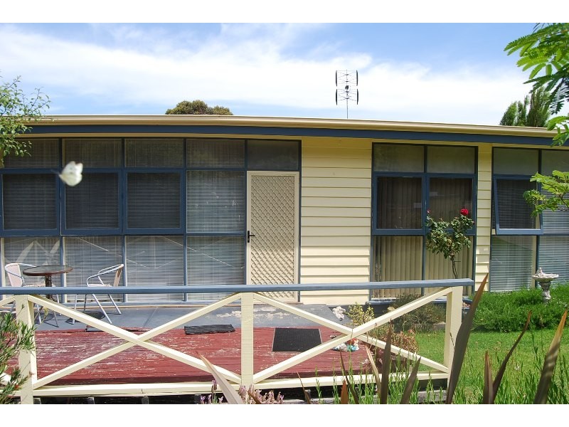 8 Robin Street, Lakes Entrance VIC 3909