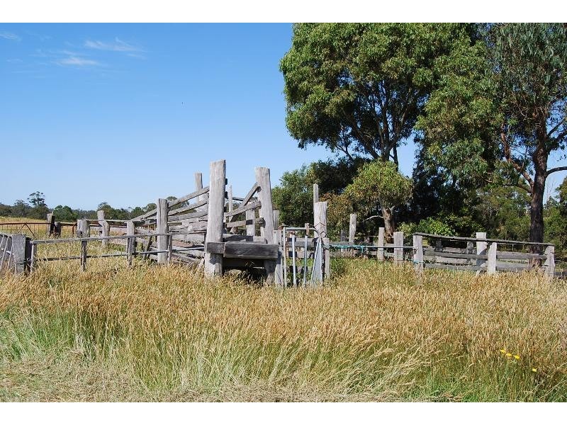 90 Robertsons Road, Kalimna West VIC 3909