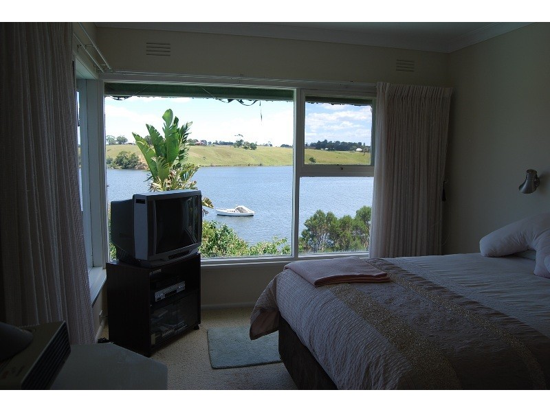 24 Ferndale Parade, Lakes Entrance VIC 3909