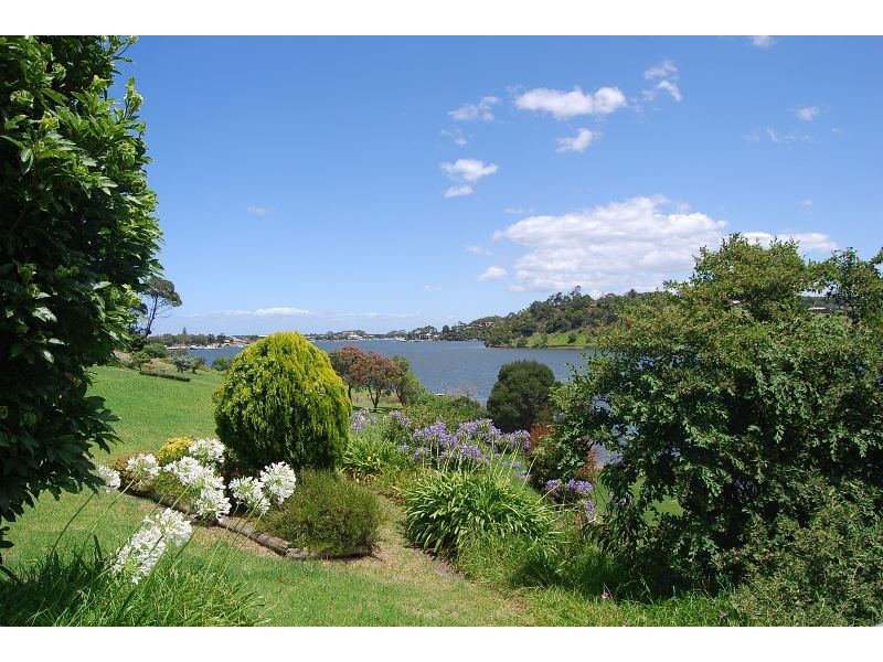 24 Ferndale Parade, Lakes Entrance VIC 3909