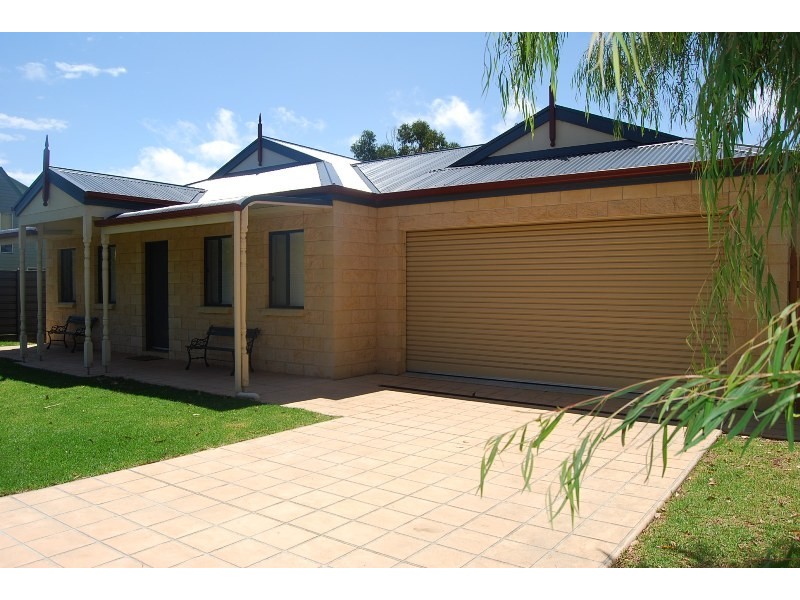 47 Eastern Beach Road, Lakes Entrance VIC 3909