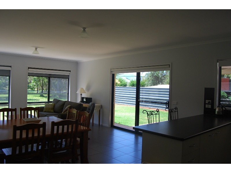 47 Eastern Beach Road, Lakes Entrance VIC 3909