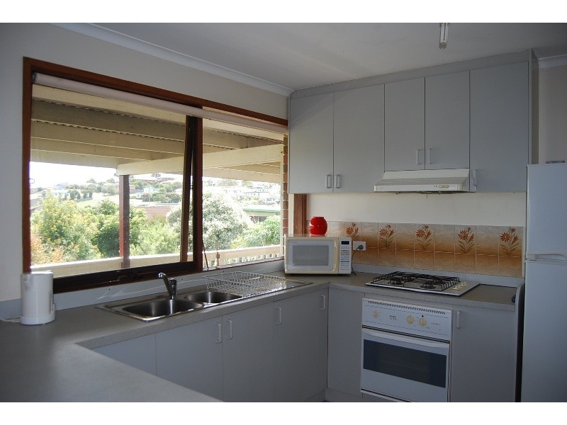 4 Uplands Avenue, Lakes Entrance VIC 3909