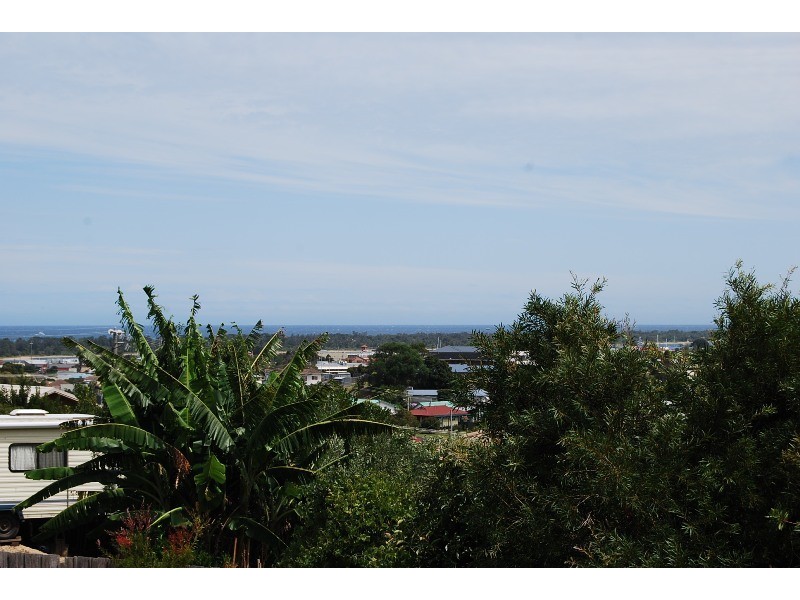 4 Uplands Avenue, Lakes Entrance VIC 3909