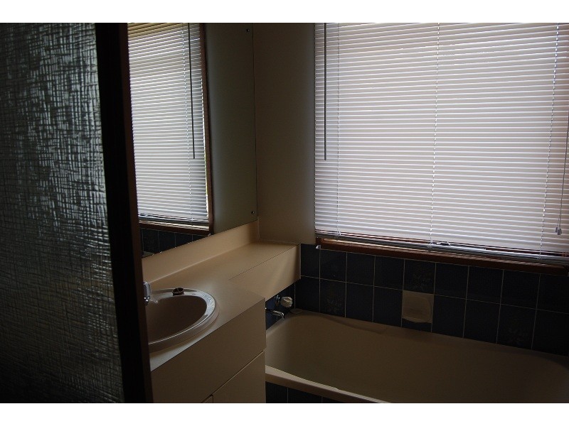 4 Uplands Avenue, Lakes Entrance VIC 3909