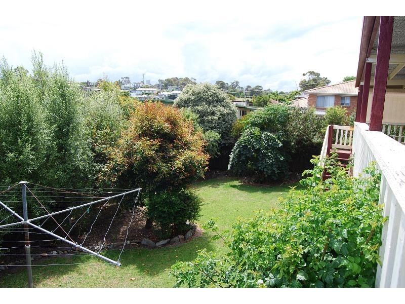 4 Uplands Avenue, Lakes Entrance VIC 3909