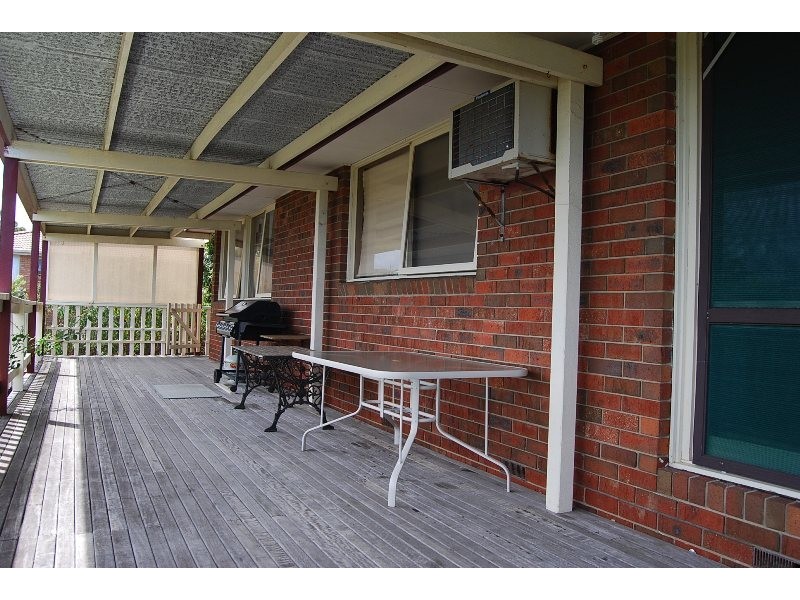 4 Uplands Avenue, Lakes Entrance VIC 3909