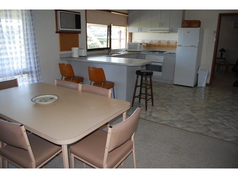 4 Uplands Avenue, Lakes Entrance VIC 3909