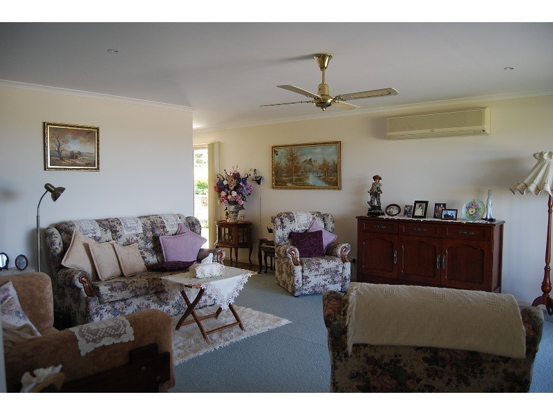 9 Clematis Court, Lakes Entrance VIC 3909