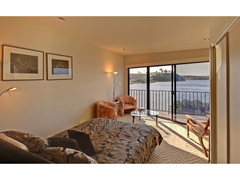 93 Seaview Parade, Lakes Entrance VIC 3909
