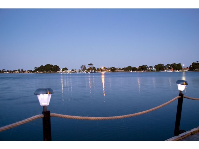 93 Seaview Parade, Lakes Entrance VIC 3909